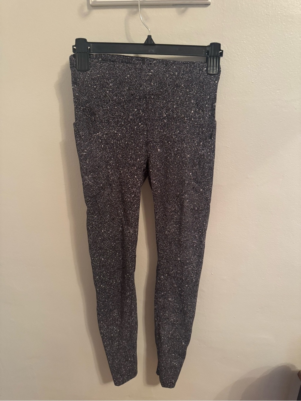 lululemon Wundertrain Luminesce Splatter Ice Grey- size 4 with side pockets